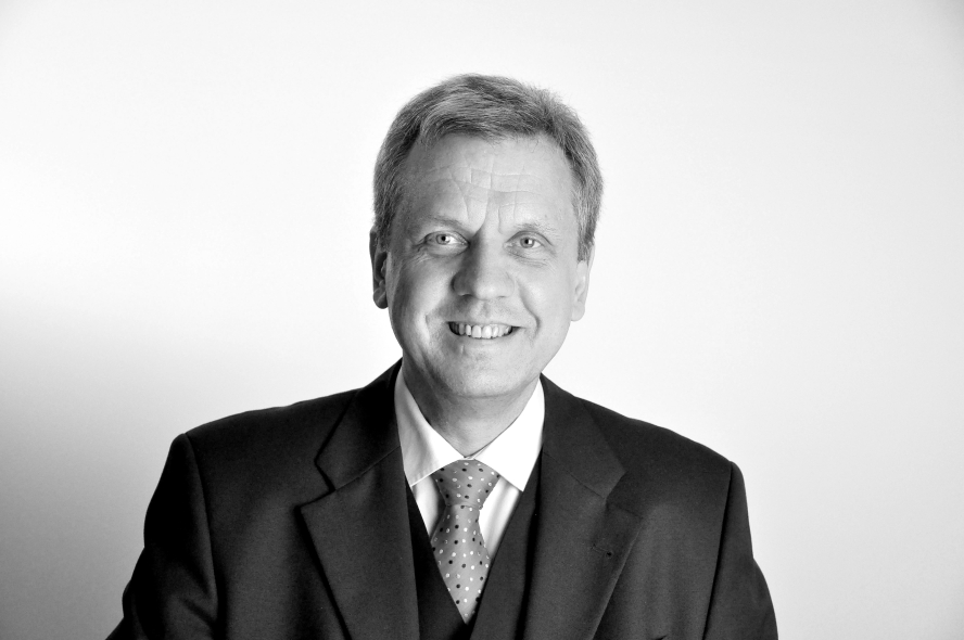 Porträt von Geschäftsführer Lothar Obst in schwarz-weiß