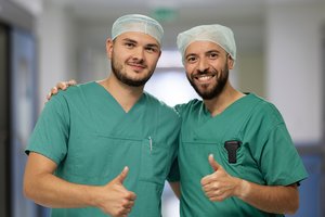 Ein OTA und ein ATA halten ihren Daumen hoch und lächeln in die Kamera