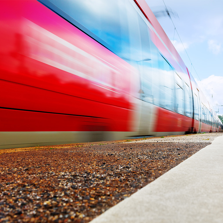 Stockbild einer einfahrenden roten Bahn