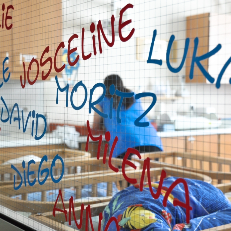 Viele Vornamen stehen auf der Glasscheibe der Mutter-Kind-Station