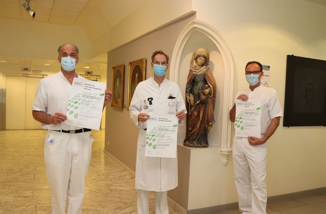 Drei Ärzte im Krankenhaus Reinbek St. Adolf-Stift halten Zertifikate der Deutschen Krebsgesellschaft für zertifizierte onkologische Zentren.