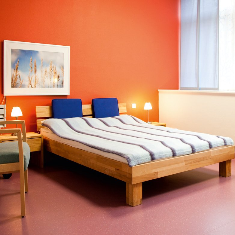 Ein Kreißsaal im Krankenhaus Reinbek in warmen Tönen