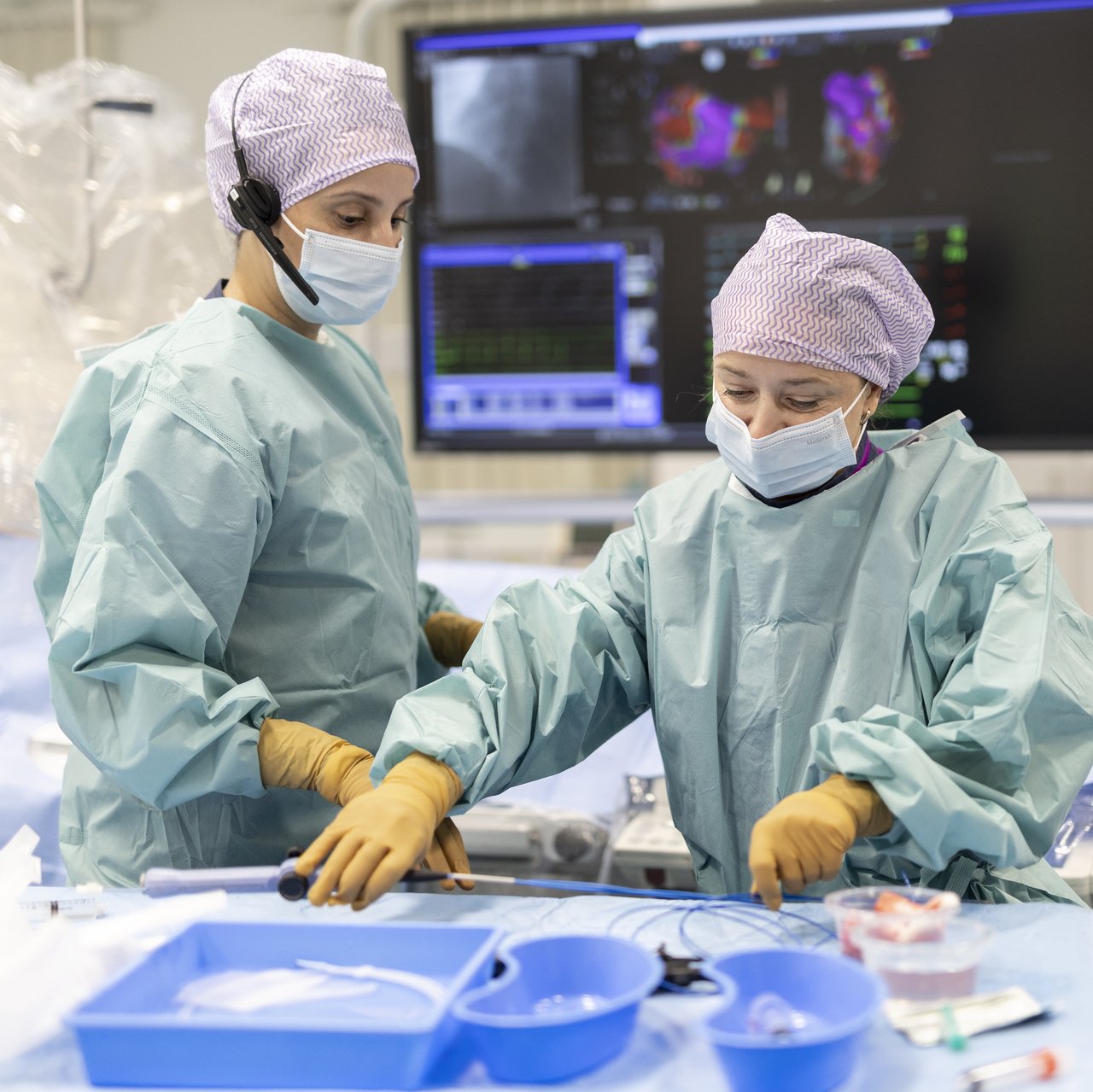 Eine Oberärztin und Assistenz in der Elektrophysiologie bereiten die Utensilien vor
