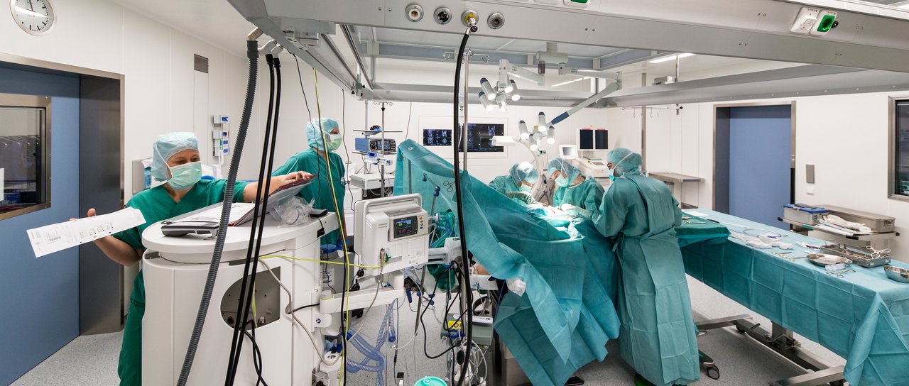 Ein großer OP Saal mit Mitarbeitenden