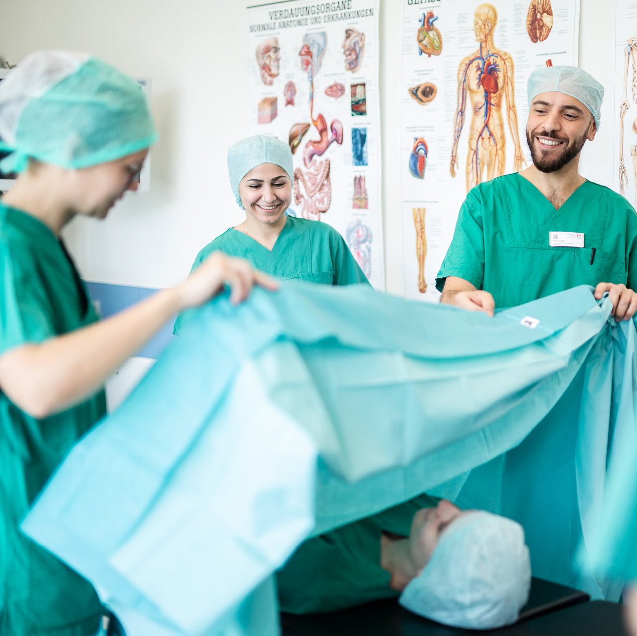 Praxisanleitende im OP zeigen Azubis wie man einen OP vorbereitet