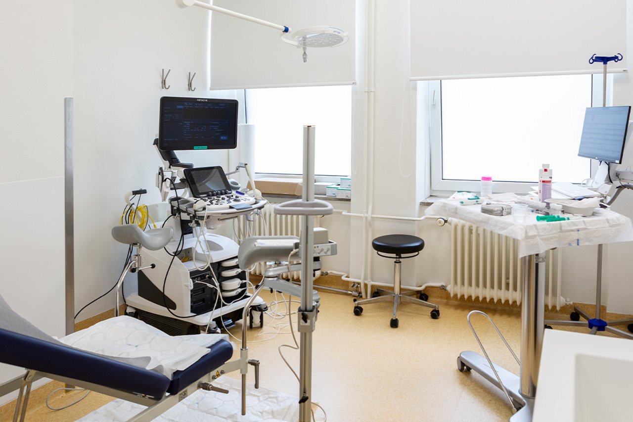 Der Raum der Urologie-Sprechstunde mit verschiedensten Messgeräten