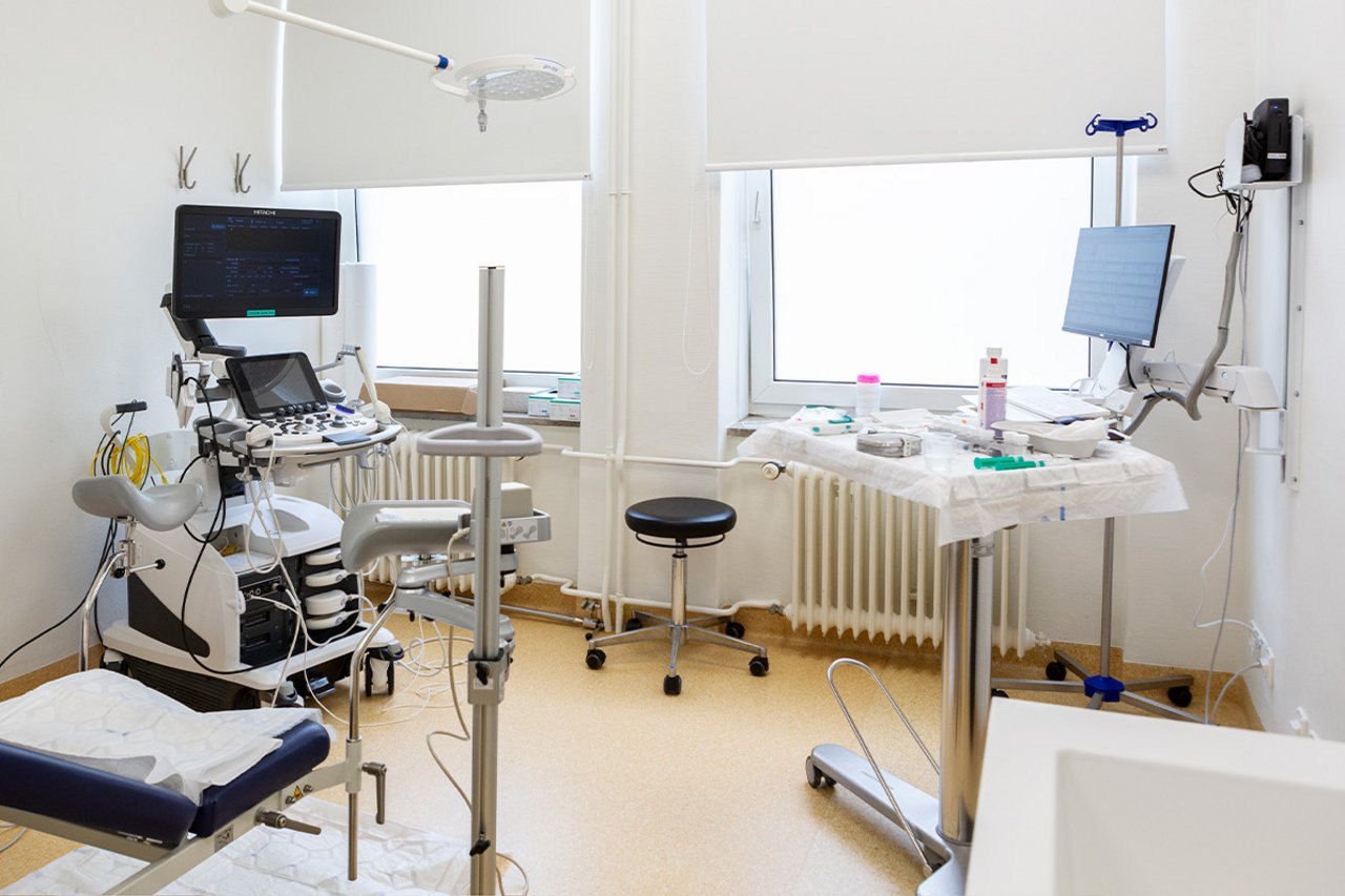 Der Raum der Urologie-Sprechstunde mit verschiedensten Messgeräten