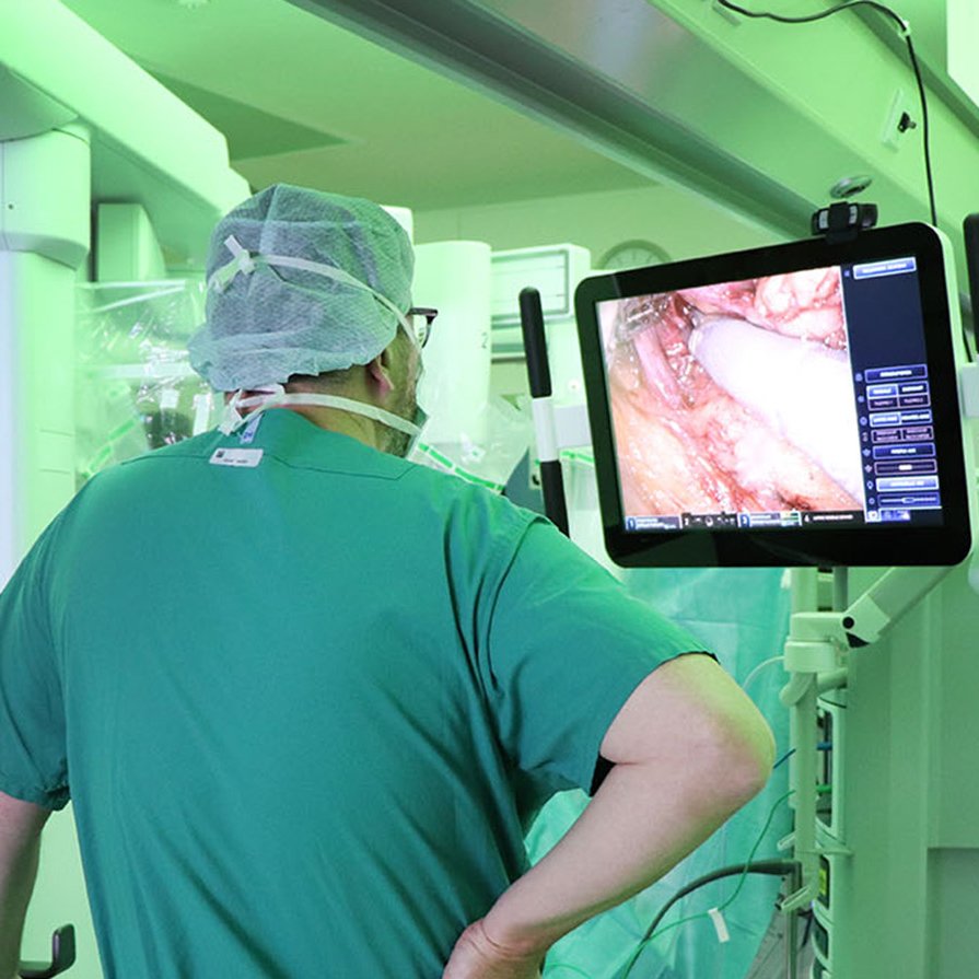Ein Operateur schaut auf einen Bildschirm im OP