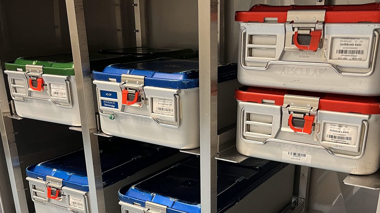 Boxen mit Aufschriften wie "Gefäßsieb"