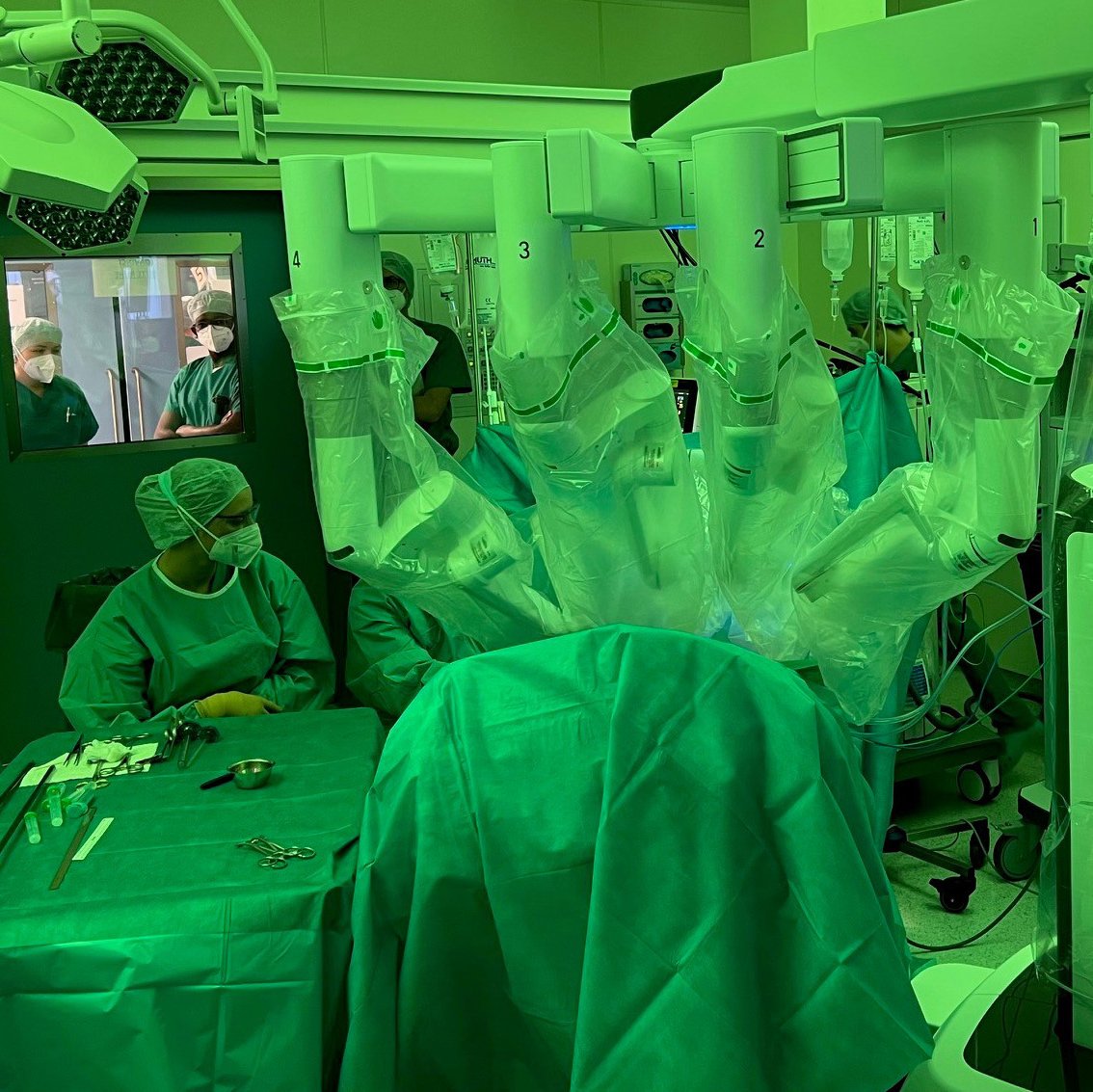 Der Da Vinci Roboter während der Operation eines Patienten