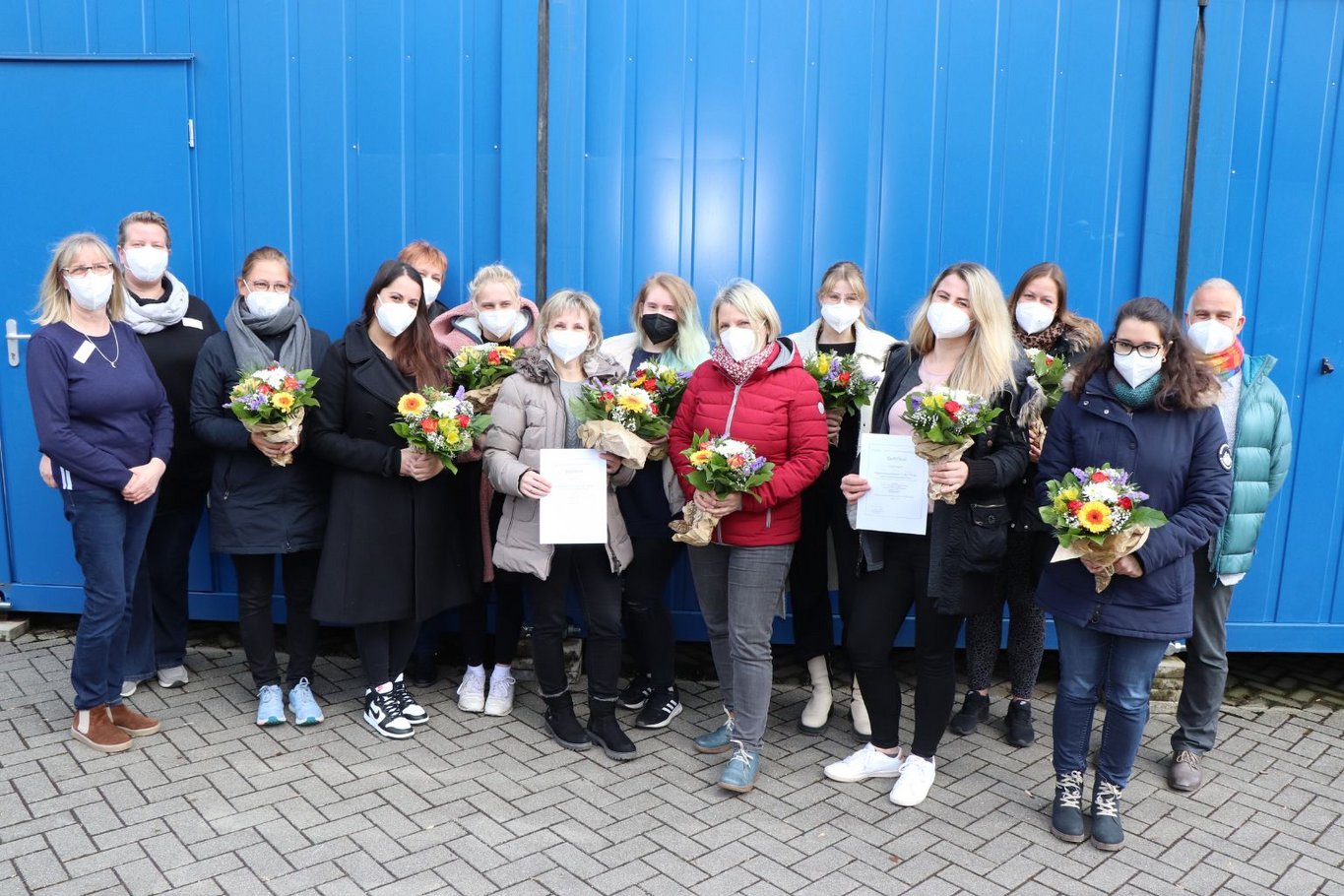 11 neue Hygienebeauftragte in der Pflege erhielten nach bestandener Prüfung neben dem Zertifikat von unseren Hygienefachkräften Angelika Kubitzki und Pia Nevermann (links) einen Blumenstrauß.