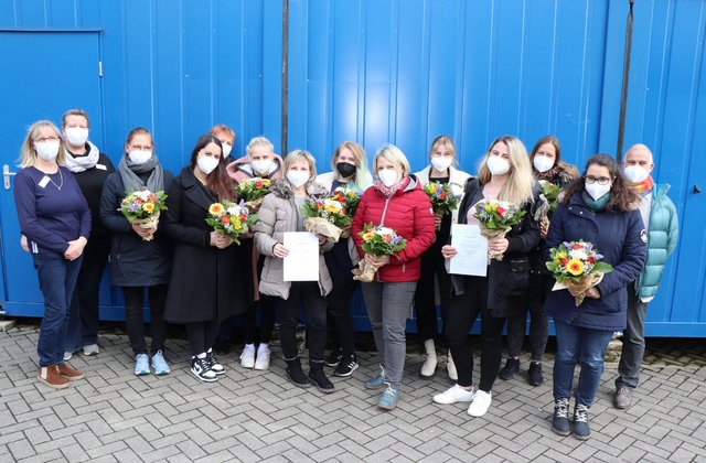 11 neue Hygienebeauftragte in der Pflege erhielten nach bestandener Prüfung neben dem Zertifikat von unseren Hygienefachkräften Angelika Kubitzki und Pia Nevermann (links) einen Blumenstrauß.