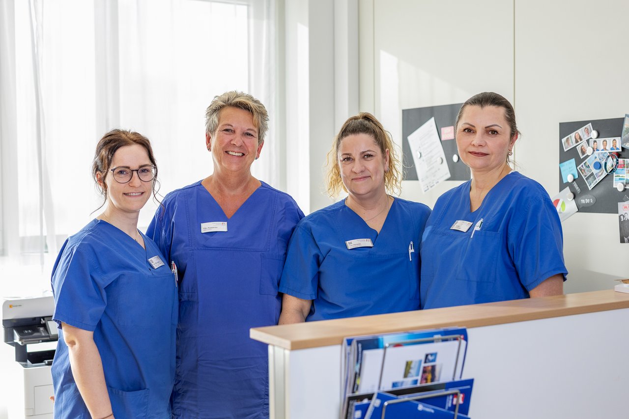 4 Pflegerinnen lächeln in die Kamera