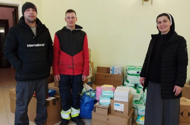 Die Elisabethschwestern und ihre freiwillige Helfer im Konvent in Tscherwonograd nahe der ukrainischen Grenze freuen sich über die vielen Kartons und Windeln aus Reinbek, die sie an Geflüchtete verteilen können.