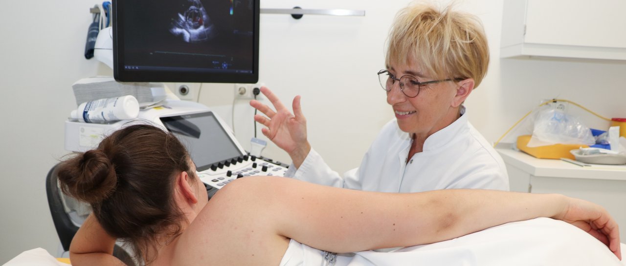 Eine Patientin am EKG mit einer Oberäztin