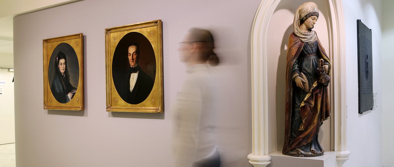 Der Krankenhaus Flur des Krankenhaus Reinbeks mit traditionell katholischer Kunst an der Wand