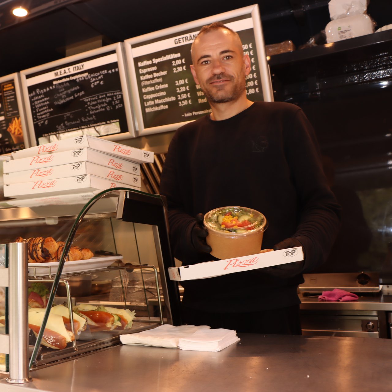 Ein Verkäufer in einem Foodtruck