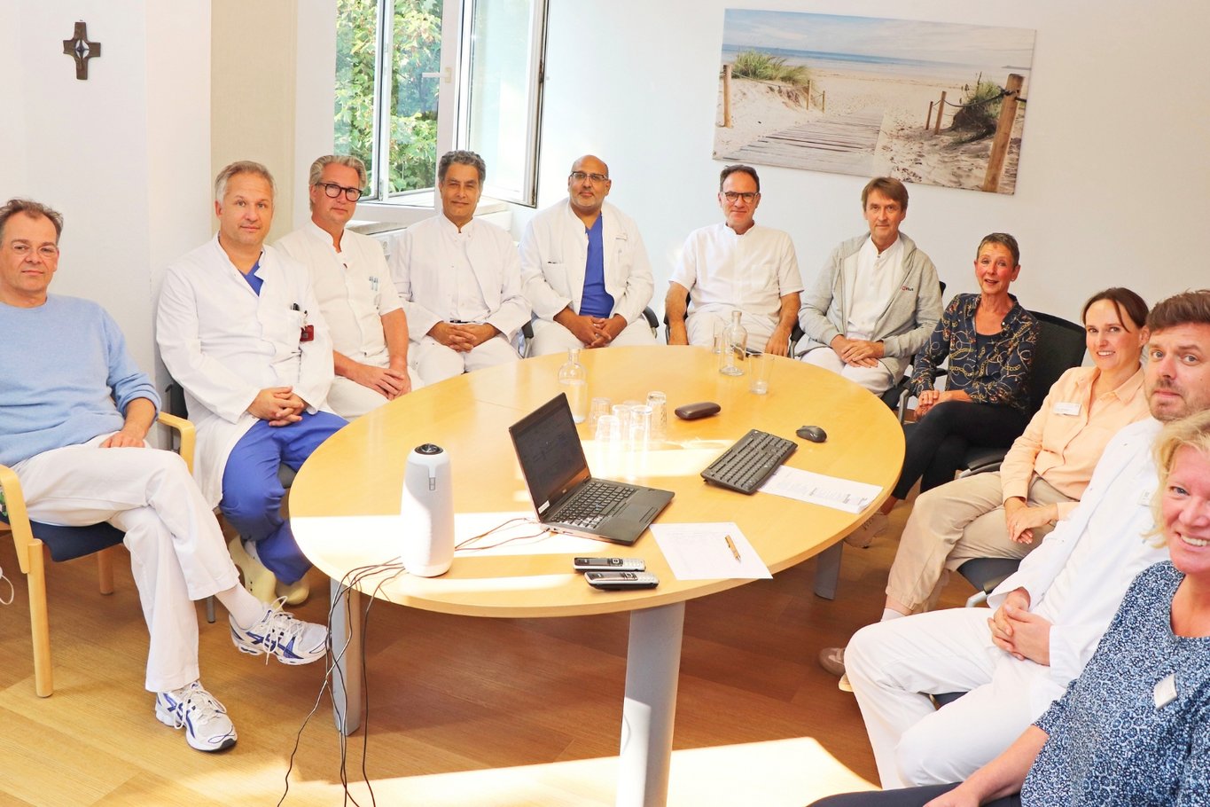 Expertinnen und Experten des Onkologischen Zentrums des St. Adolf-Stiftes sitzen gemeinsam in einem Konferenzraum und besprechen im Rahmen des Qualitätszirkels die nächsten Schritte für anstehende Zertifizierungen in der Tumorbehandlung.