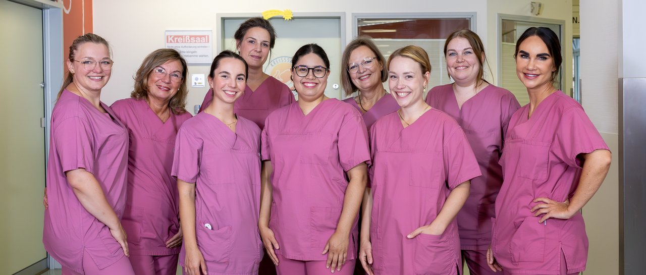 Gruppenbild der Hebammen am Krankenhaus Reinbek in pinken Kasaks