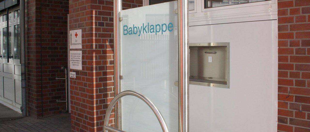 Der Eingang der Babyklappe am Krankenhaus Reinbek