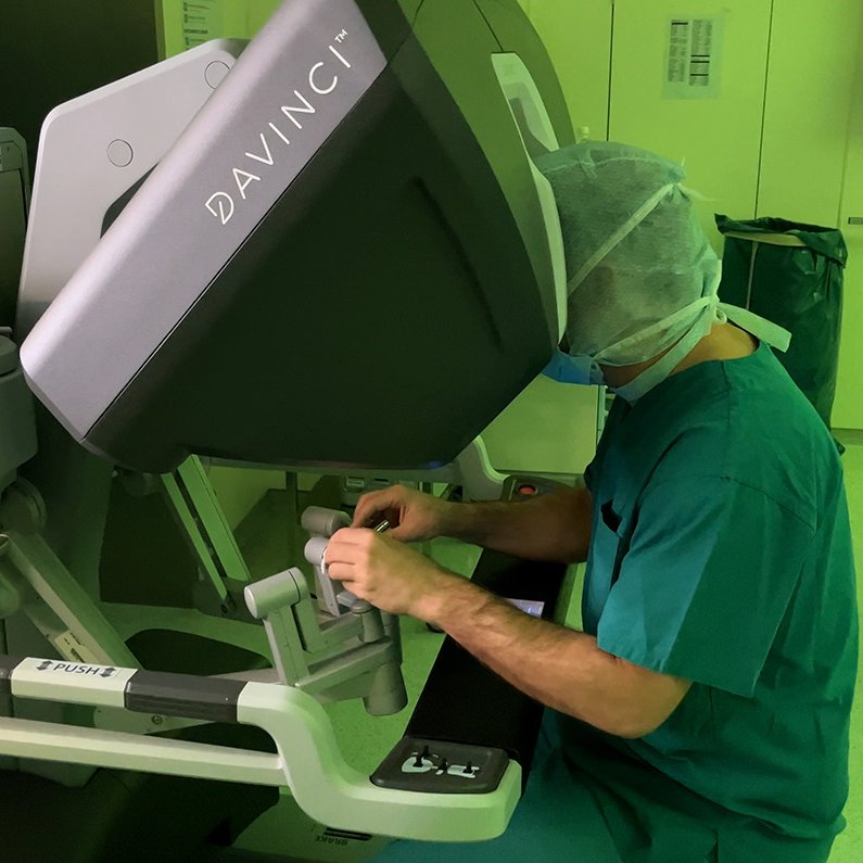 Ein Operateur steuert den da Vinci Roboter