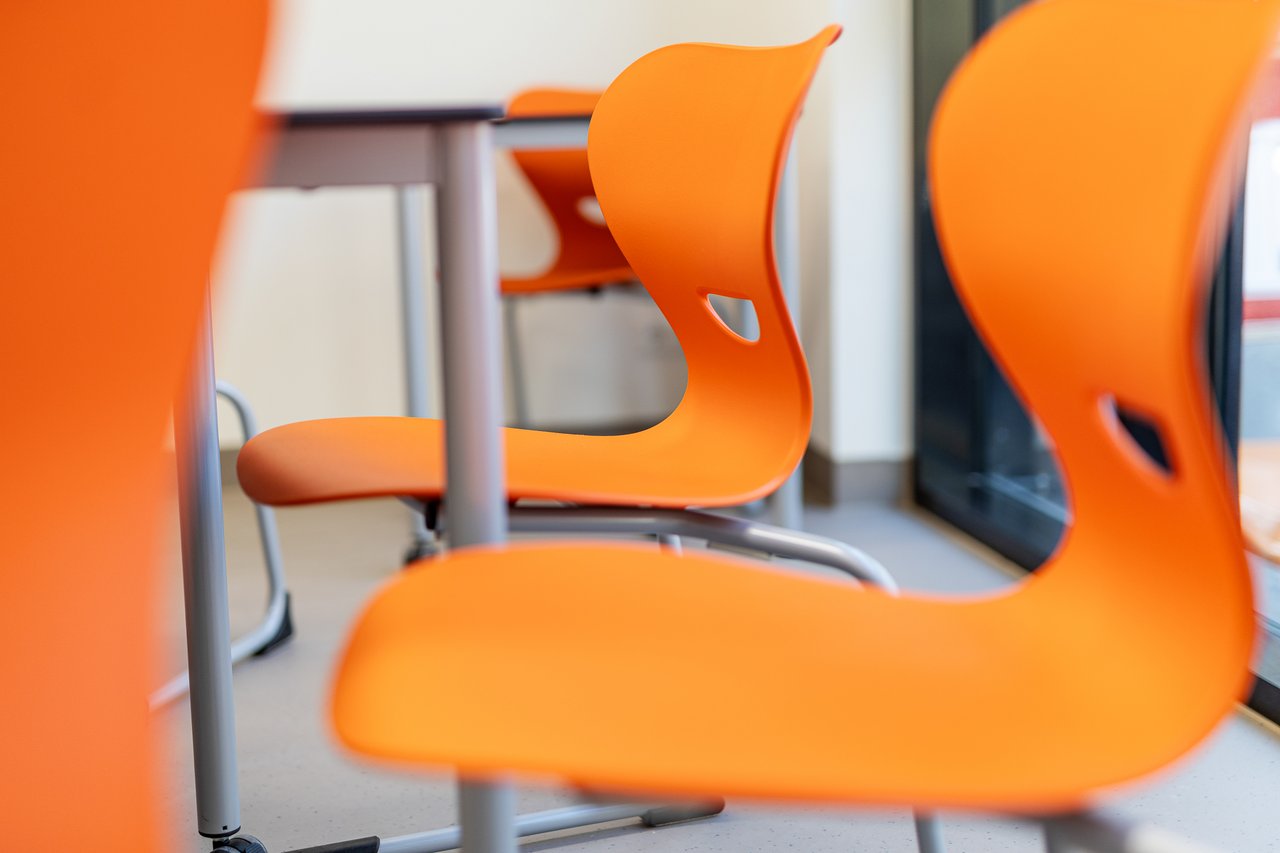 Mehrere Orangene Stühle aus Plastik
