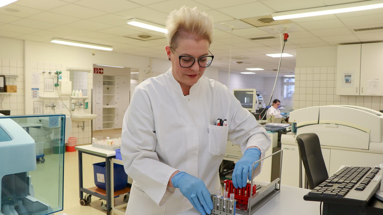 Eine Laborantin im Labor