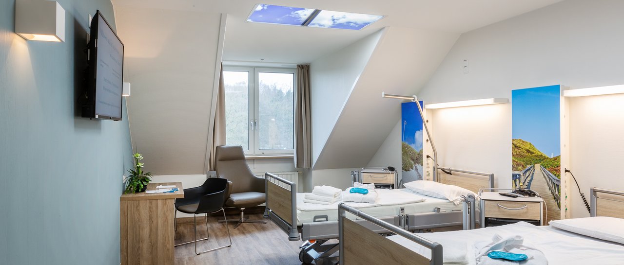 Ein 2-Betten-Zimmer auf der Privatstation. Modern, hell und freundlich ausgestattet.