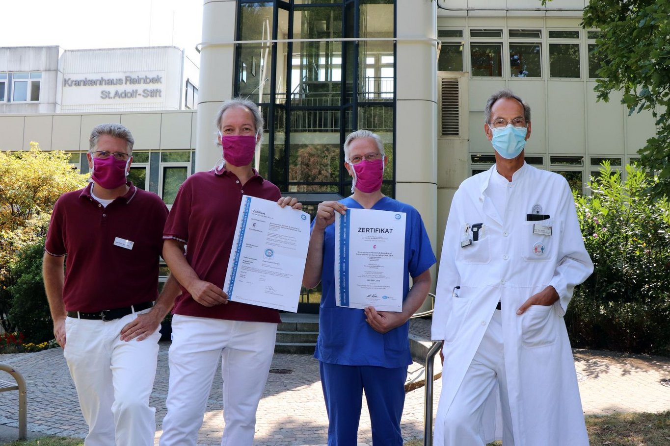 Freuen sich über die zwei Auszeichnungen für das Dialysezentrum Reinbek-Geesthacht mit Dialysestation im St. Adolf-Stift: Die beiden Nierenärzte Prof. Dr. Markus Meier und Marko Staben, Pflegedienstleiter Michael Hein und der Ärztliche Prof. des Krankenhauses Prof. Dr. Stefan Jäckle.