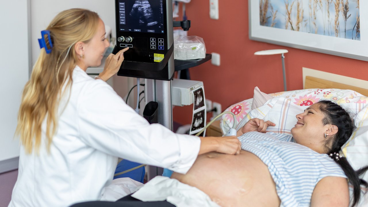 Eine Ärztin führt einen Ultraschall an einer Schwangeren durch