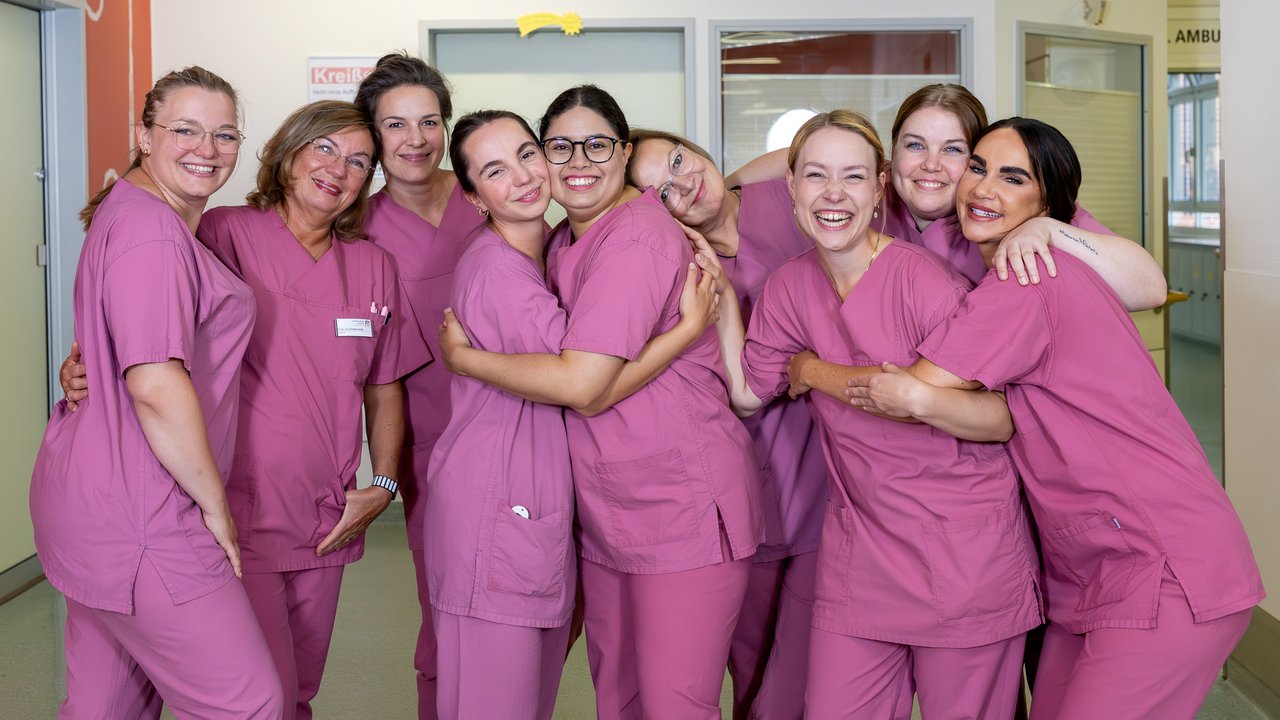 Ein Gruppenbild der Hebammen am Krankenhaus Reinbek