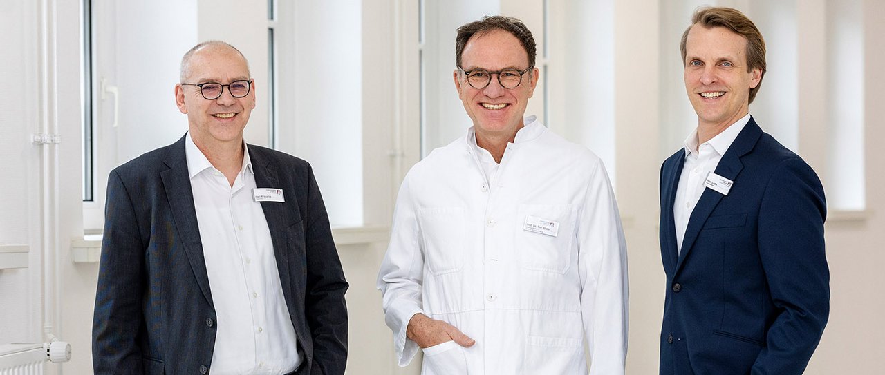 Ein Gruppenfoto des Krankenhausdirektoriums
