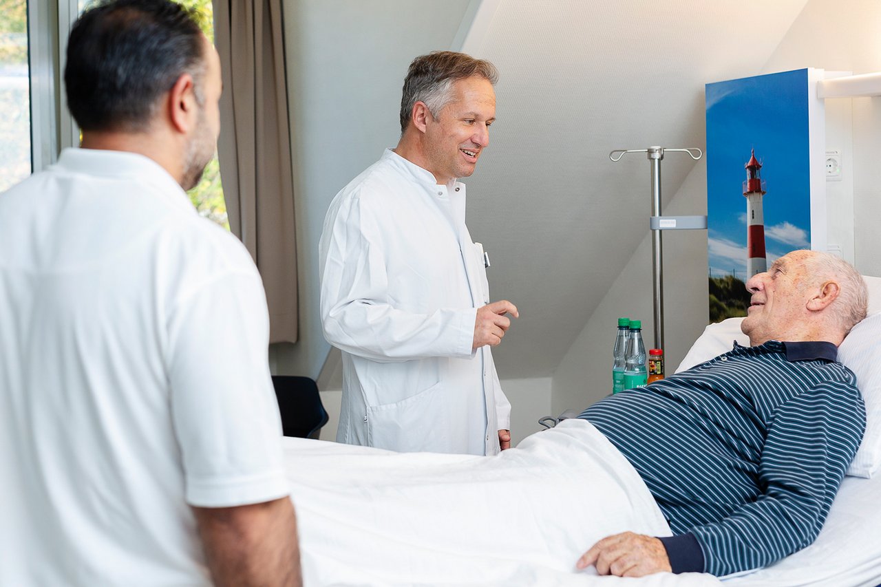2 Ärzte in einer Visite im Patientenzimmer