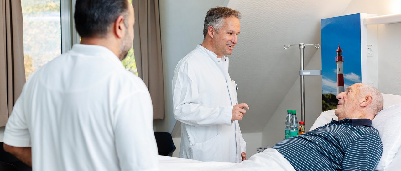 2 Ärzte in einer Visite im Patientenzimmer