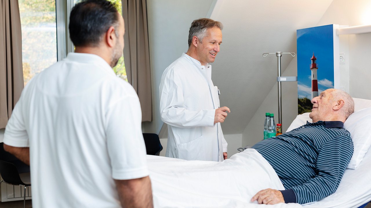 2 Ärzte in einer Visite im Patientenzimmer