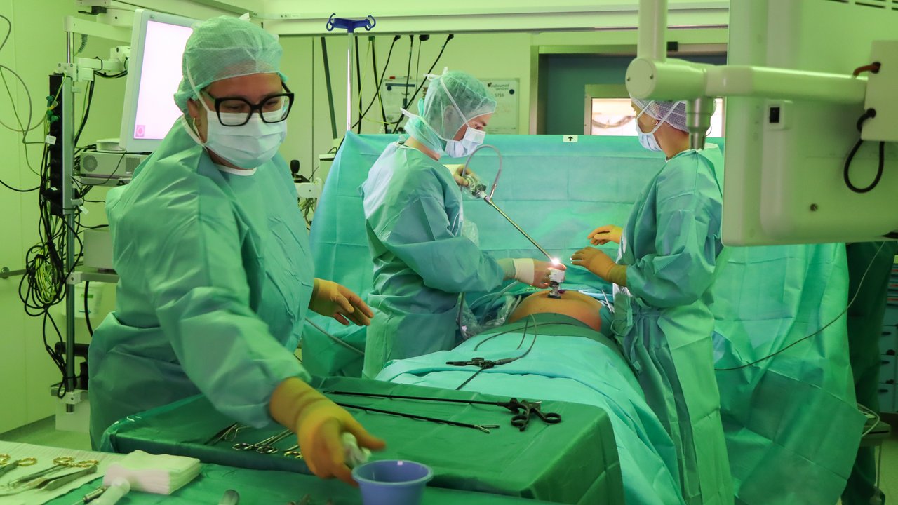 Chirurgie im OP, ein Patient wird am Bauch operiert