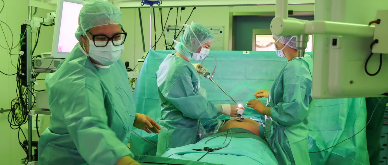 Chirurgie im OP, ein Patient wird am Bauch operiert