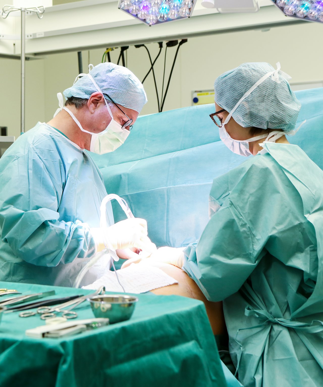 2 Operateure und eine Assistentin im OP