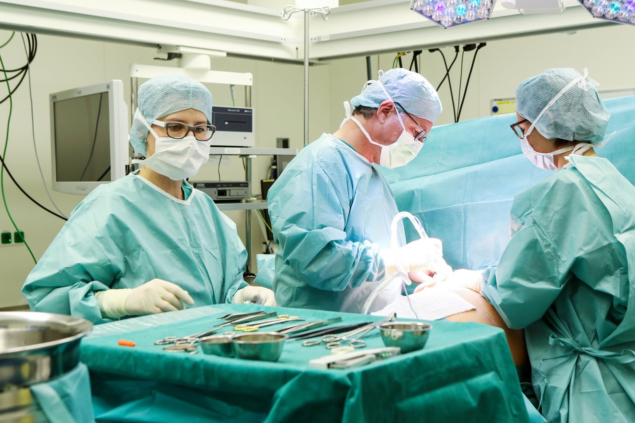 Ärzte der Frauenklinik und OTA im OP
