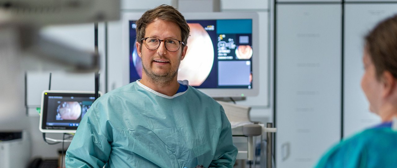 Ein Arzt führt eine Darmspiegelung durch und schaut auf den Bildschirm