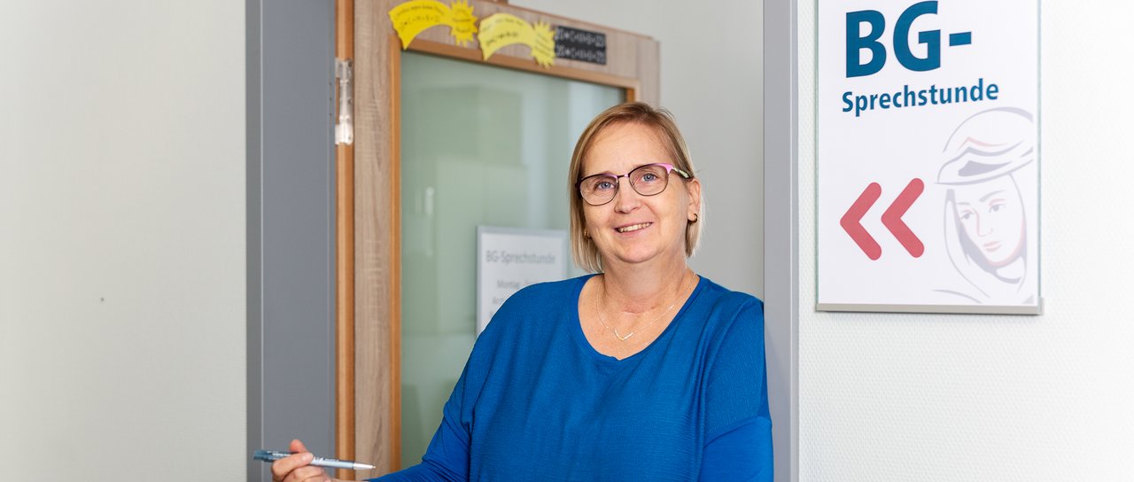 Sekretärin an der Tür der BG Sprechstunde 