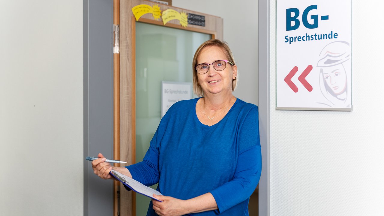 Sekretärin an der Tür der BG Sprechstunde 