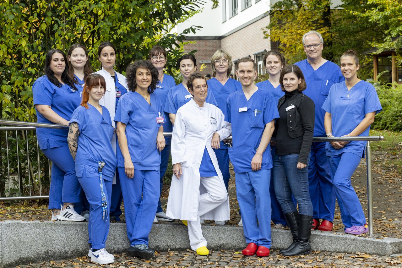 Das Team der Kardiologie in einem Gruppenfoto draußen vor einem Geländer