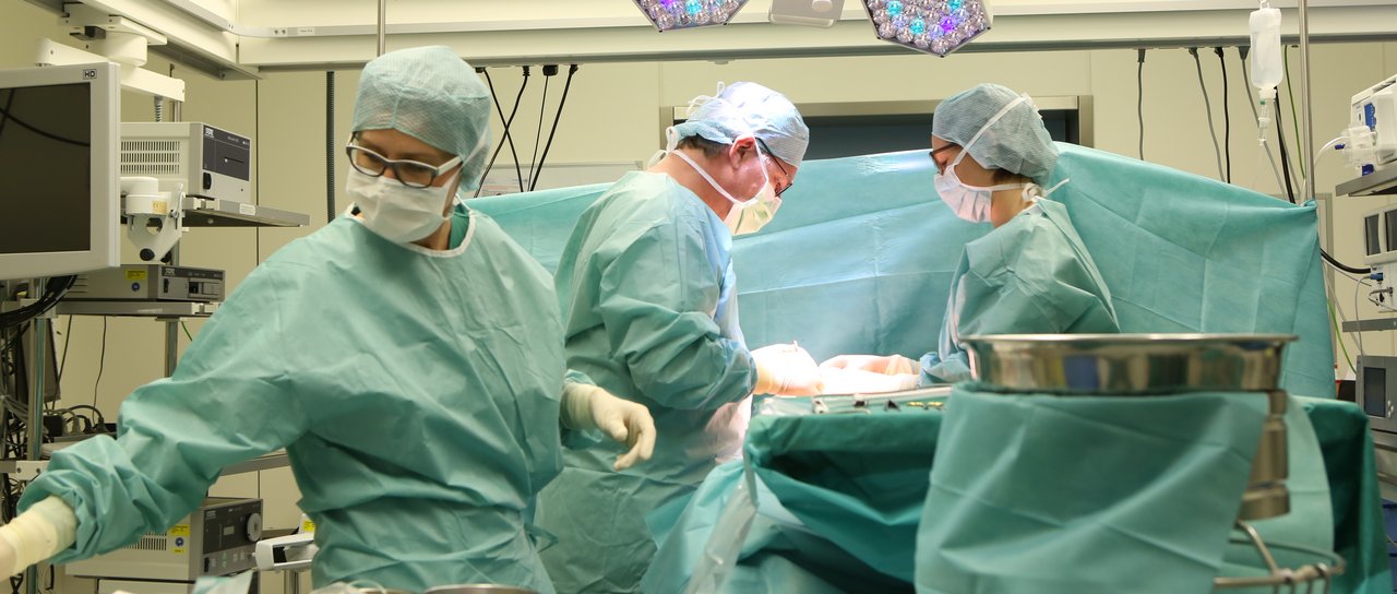 Ärzte der Frauenklinik und OTA im OP