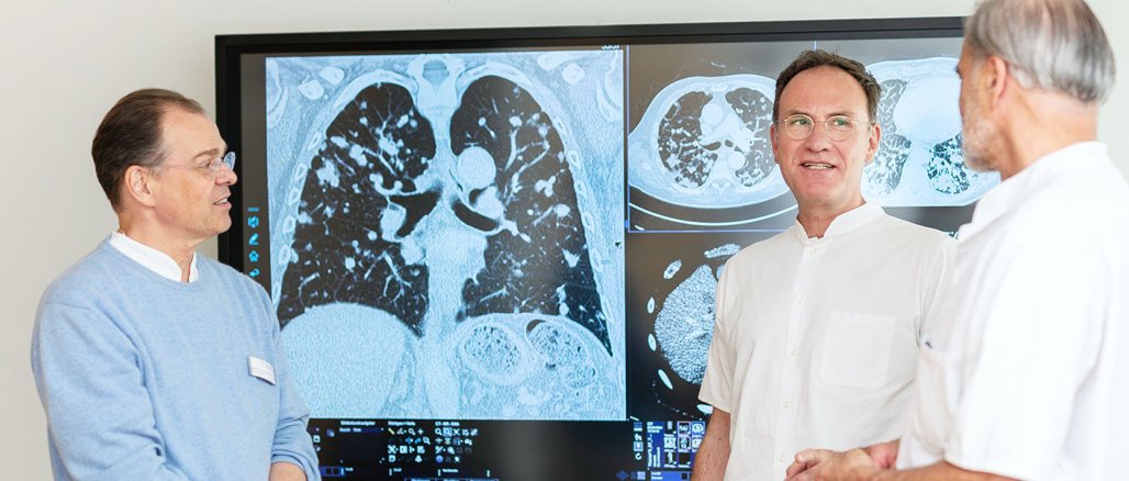 Tumor Besprechung von drei Ärzten