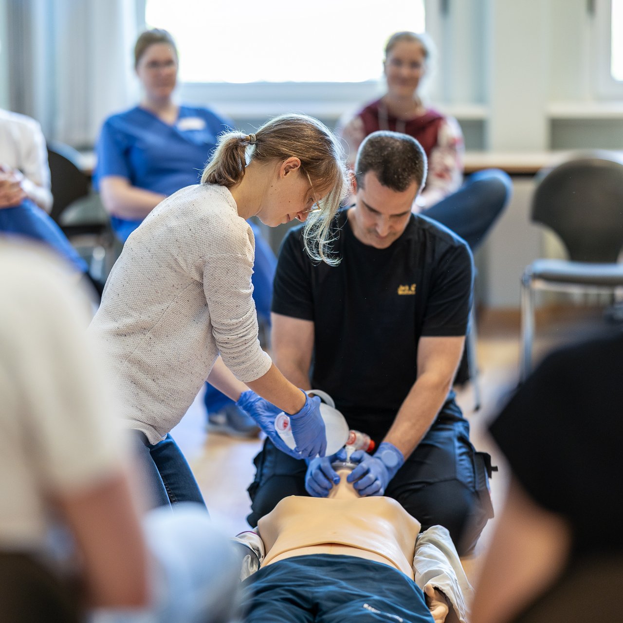 In einer Fortbildung wir eine Reanimation an einer Puppe gezeigt