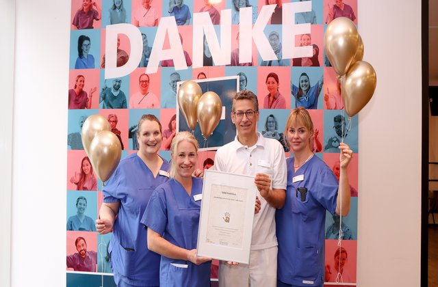 Das Team der Hygiene hält stolz ihr Goldzertifikat hoch