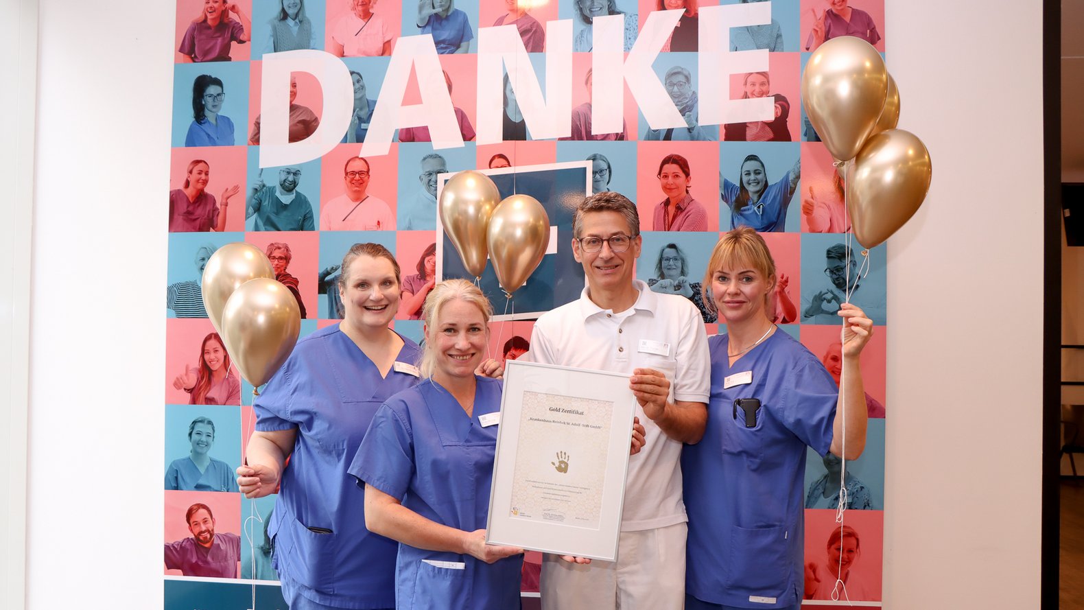 Das Team der Hygiene hält stolz ihr Goldzertifikat hoch