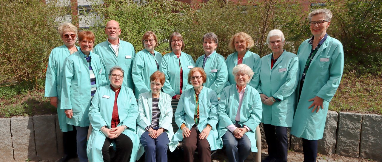 Ein Gruppenfoto der Grünen Damen und Herren
