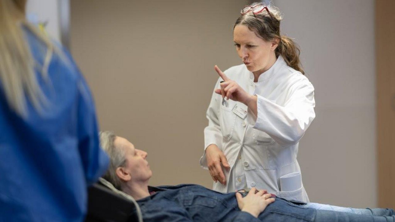 Eine Neurologin führt einen Reaktionstest mit einer Schlaganfallpatientin in der Notaufnahme durch
